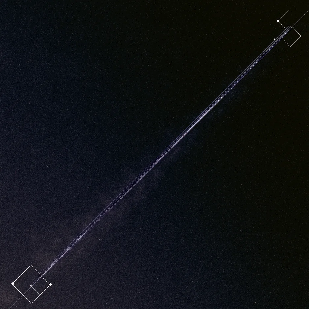 An unbroken bundle of light filaments running diagonally between two square anchor points.